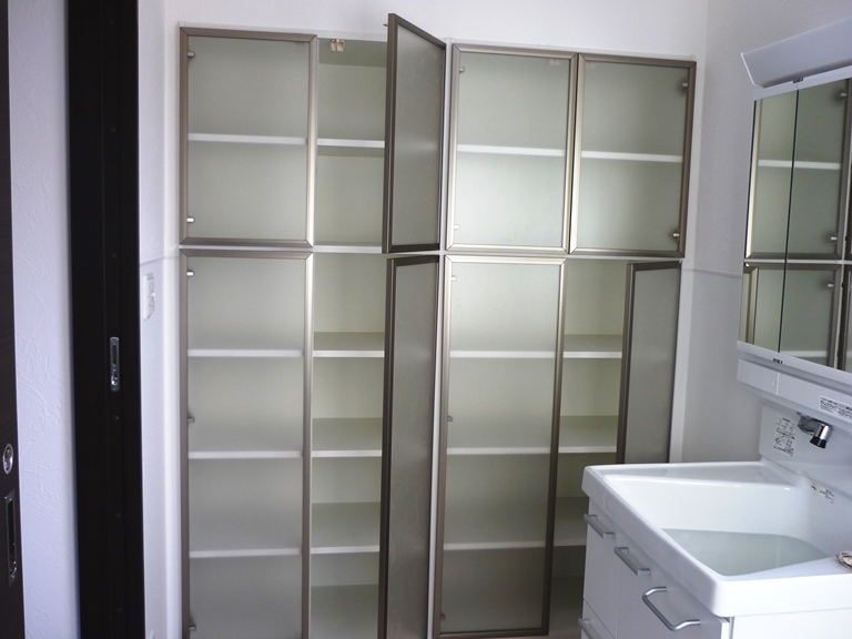 アイ不動産の新築住宅。洗面所にも多くの収納をご用意