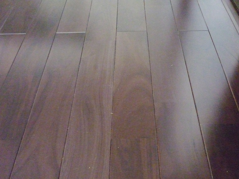 アイ不動産の新築住宅。衝撃に強く重厚感あるウォールナットの床材