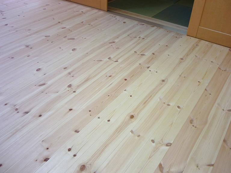 アイ不動産の新築住宅。やわらかくて温かみのあるパインの床材