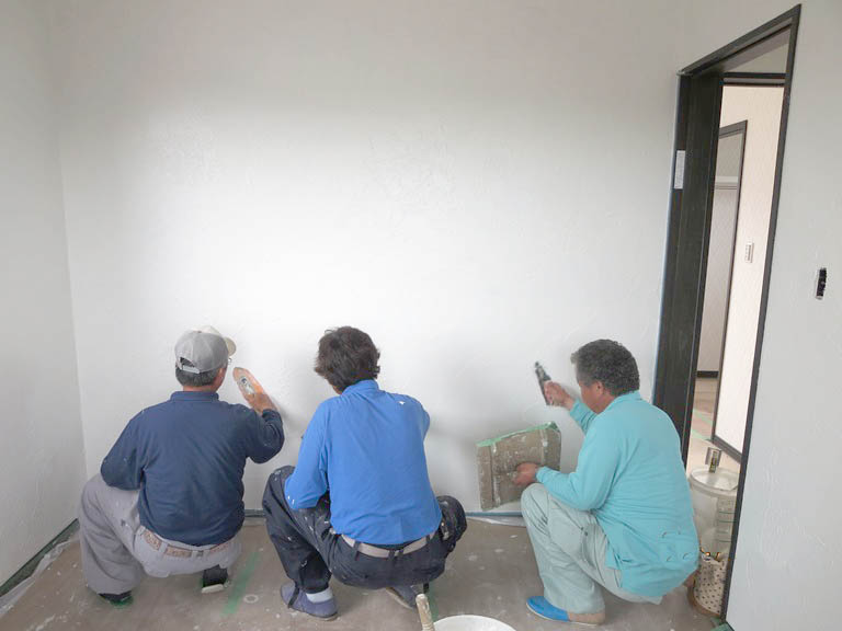 アイ不動産の新築住宅。左官職人が丁寧に仕上げる珪藻土の壁