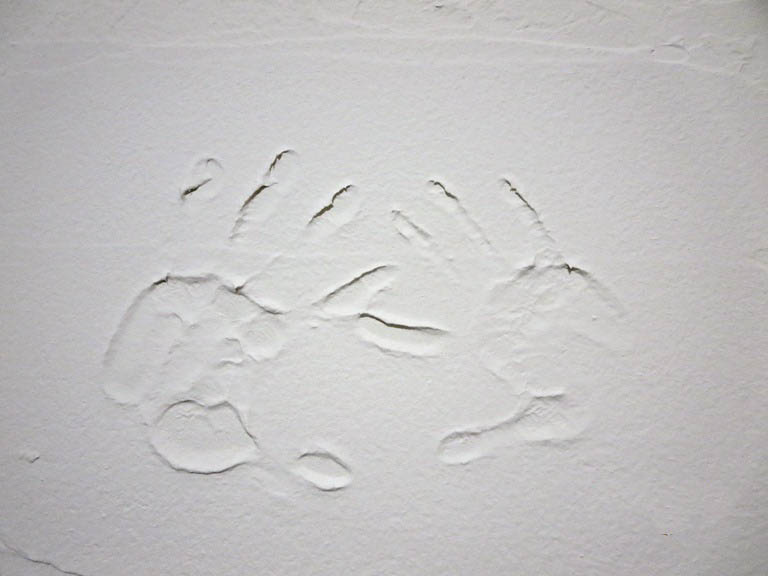 アイ不動産の新築住宅。珪藻土の壁に手形を入れて記念に！